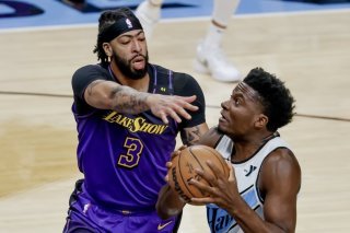 Capela (à droite) et les Hawks ont maté les Lakers d'Anthony Davis vendredi KEYSTONE/EPA/ERIK S. LESSER